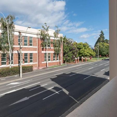 Generous Victorian Terrace In Cbd - Parking & Wifi Apartment Launceston Exterior photo